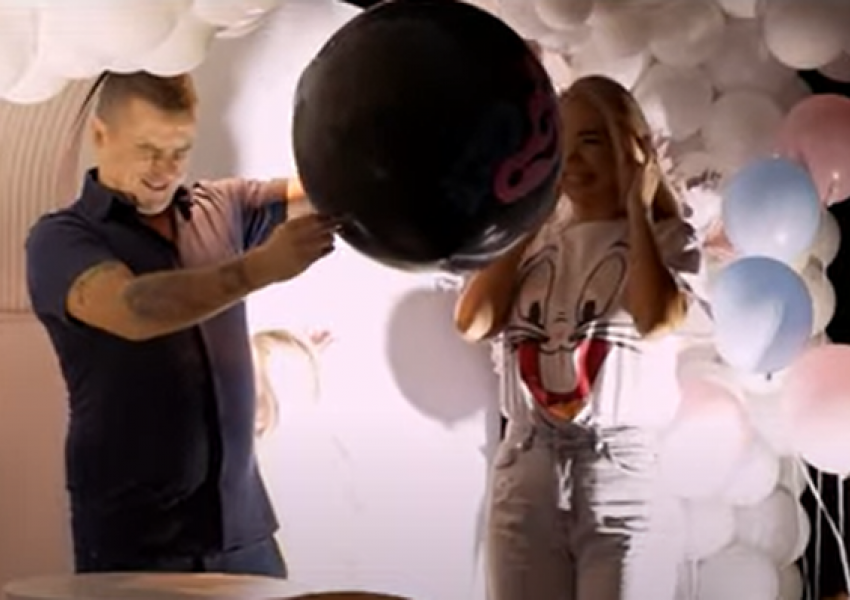 VIDEO/ Eni Koçi dhe Genc Prelvukaj zbulojnë gjininë e bebit në këngën e re 