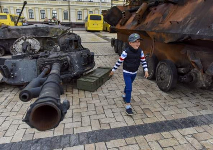 FOTOLAJM - Ekspozita në Kiev me tanket e shkatërruara ruse