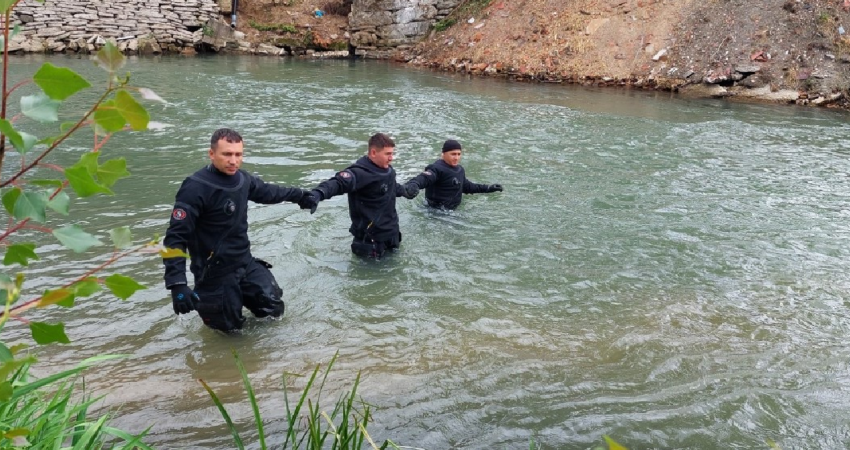 Publikohen pamjet e gjetjes së trupit të pajetë i cili kishte rënë në lumin e Klinës
