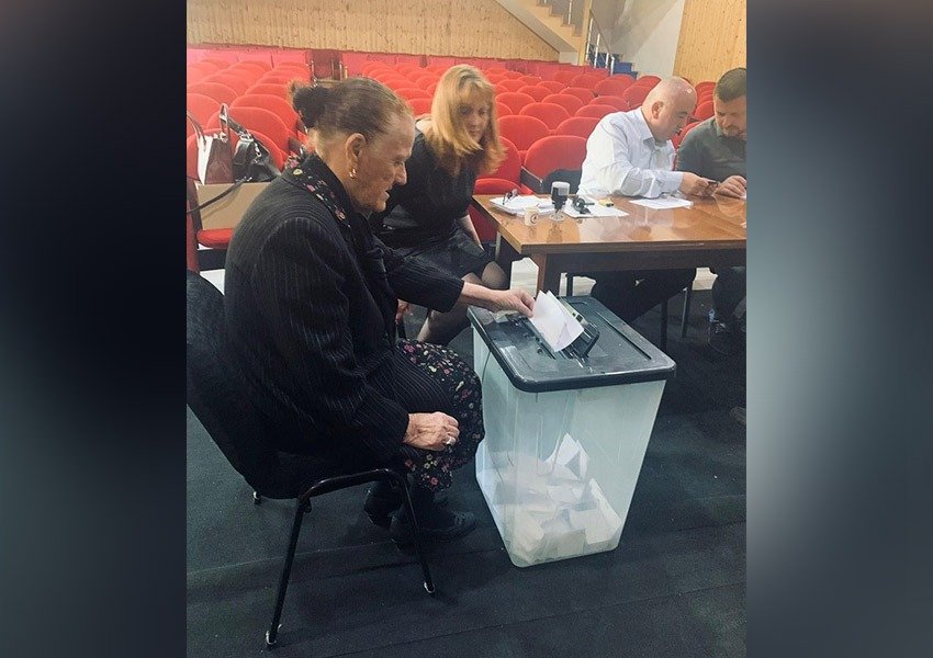 FOTOLAJM/ Me babanë e pushkatuar dhe me dy internime, 78-vjeçarja voton për Berishën