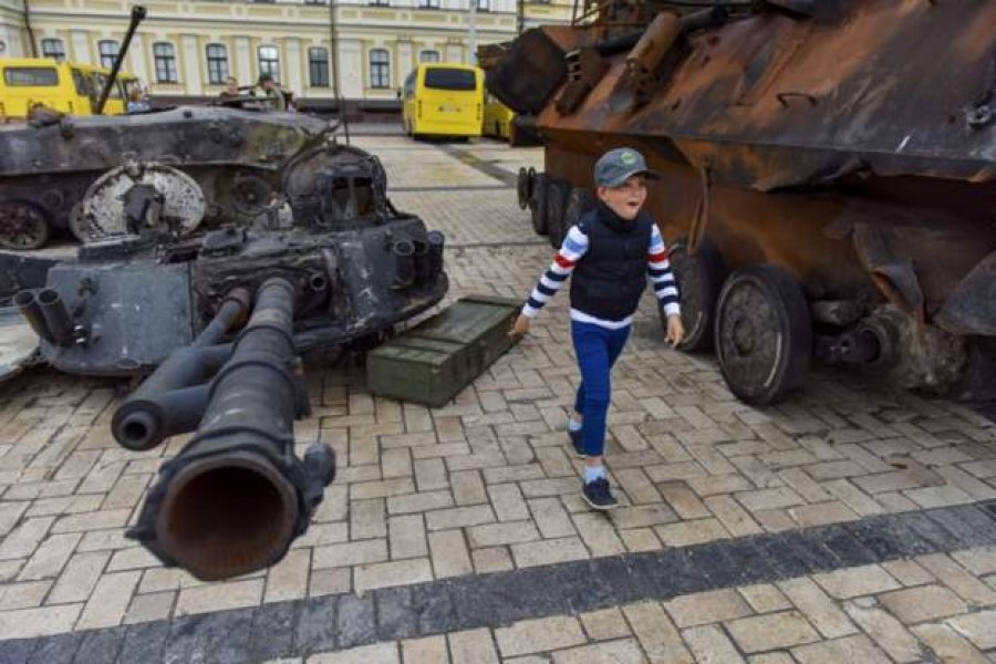 FOTOLAJM - Ekspozita në Kiev me tanket e shkatërruara ruse