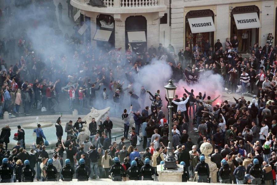 FOTO/ Paralajmërojnë trazira në Tiranë, tifozët e Lazios thumbojnë ata të Romës: Më mirë flini në Durrës