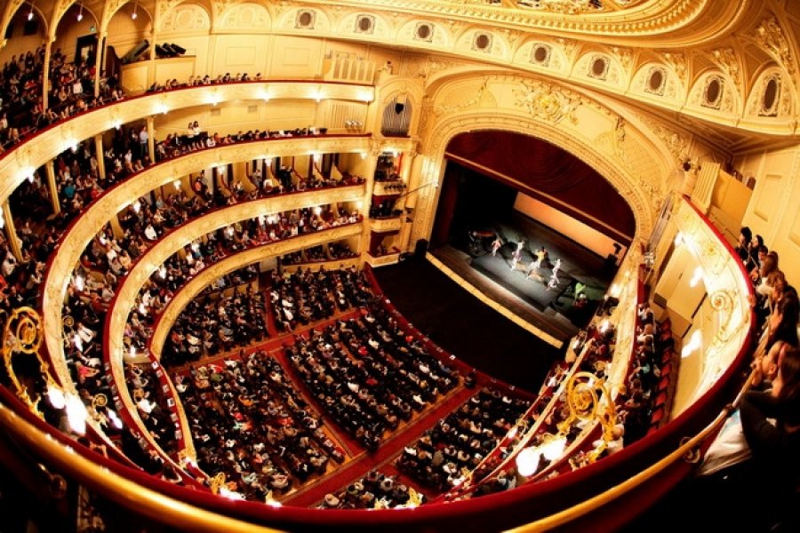 Rihapet opera e Kievit, 300 persona shijojnë performancën