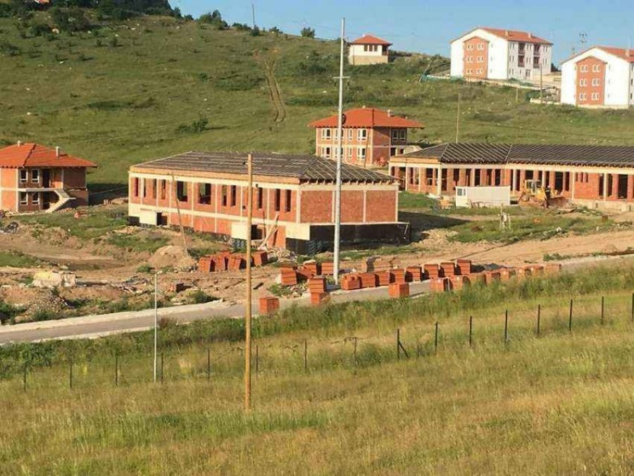 ​Blerjet politike dhe etnike të shtëpive në veri të Mitrovicës