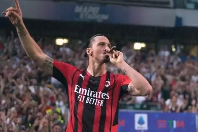 VIDEO/ Me shampanjë dhe puro, Ibrahimovic feston titullin në mënyrë të veçantë