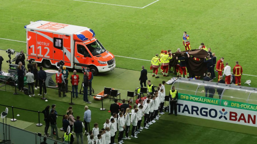 FOTO/ Momente paniku pas finales së Kupës së Gjermanisë, ambulanca ndërpret ceremoninë e dhënies së trofeut, ja çfarë ndodhi...