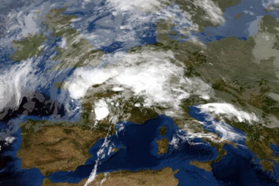 Ballkani nën masa ajrore të paqendrueshme, priten shira dhe stuhi