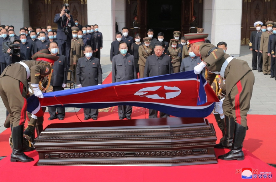 Северная Корея гробы жилье. Вынесли гроб