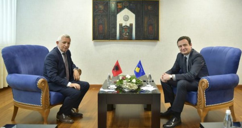 Ambasadori Minxhozi në Manastir të Deçanit, a po i bën edhe Shqipëria presion Kurtit?