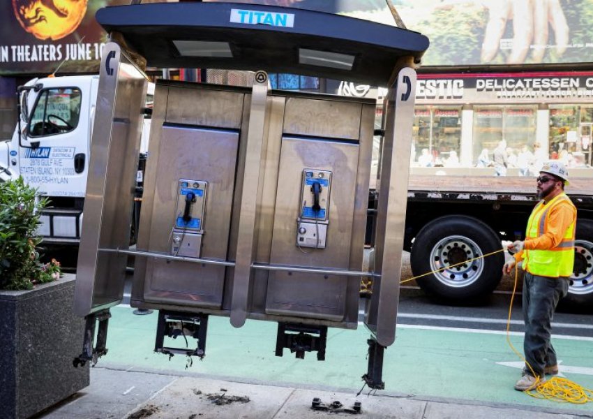 Fundi i një epoke: Nju Jorku ka hequr zyrtarisht të gjitha kabinat telefonike nga rrugët