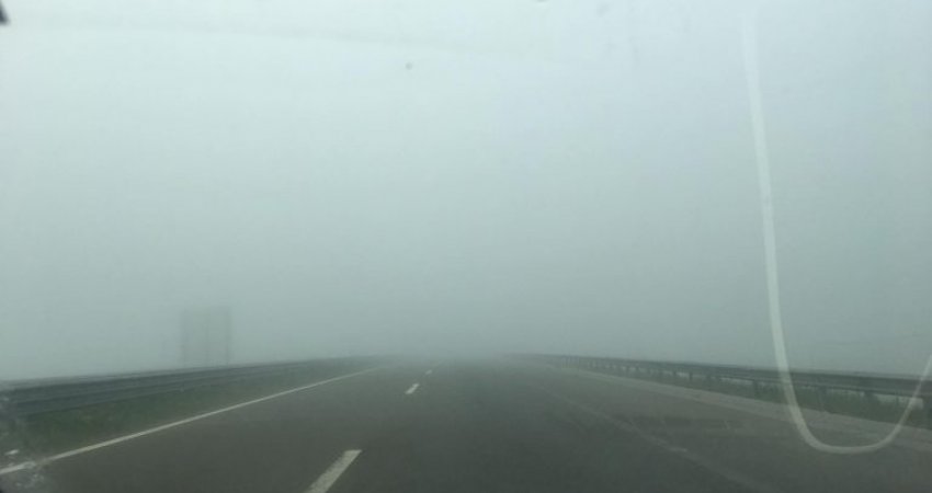 Mjegull e dendur në Kosovë, vështirësi qarkullimi në komunikacion - Pamje