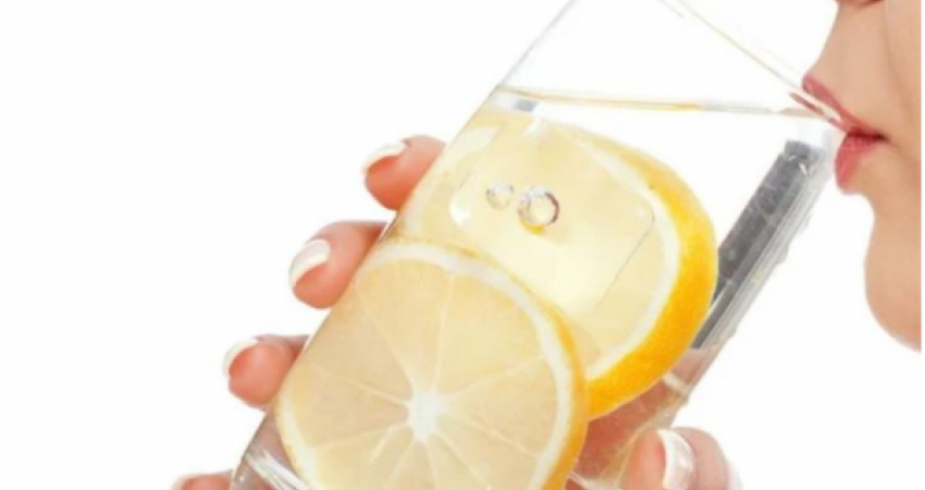 Dietologët tregojnë për aftësitë për humbje në peshë nga uji me limon