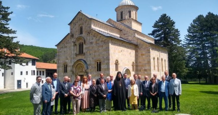 Shefi i BE-shprehet i lumtur me numrin e ambasadorëve që shkuan në Manastirin e Deçanit