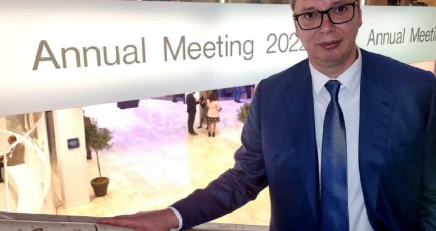 Vuçiq para përballjes me Kurtin lajmërohet nga Davos: Po luftoj për interesat e Serbisë