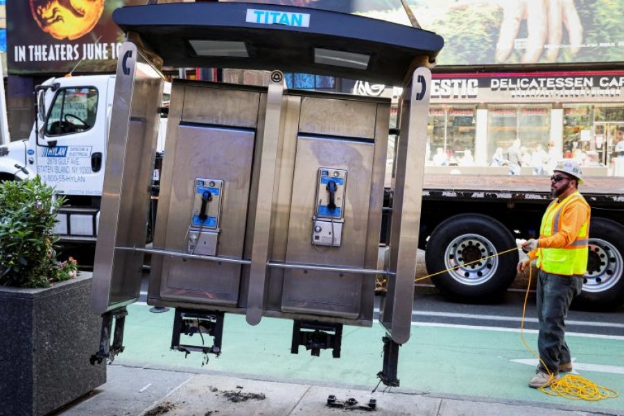 Fundi i një epoke: Nju Jorku ka hequr zyrtarisht të gjitha kabinat telefonike nga rrugët