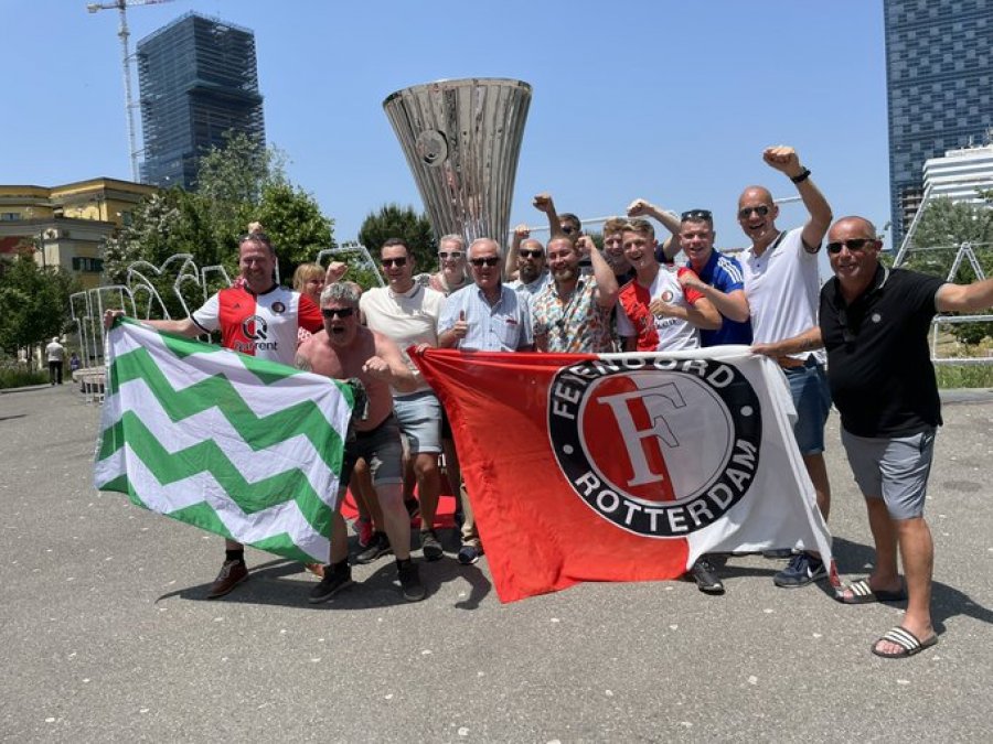 FOTO / Atmosfera në Tiranë vazhdon e ndizet, tifozët e Feyenoord fillojnë të mblidhen në zonën e…