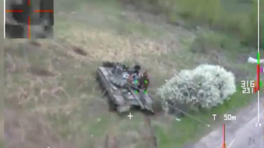 VIDEO/ Ushtria ukrainase publikon pamjet e sulmit me dronin kamikaz, hedhin në erë tankun rus