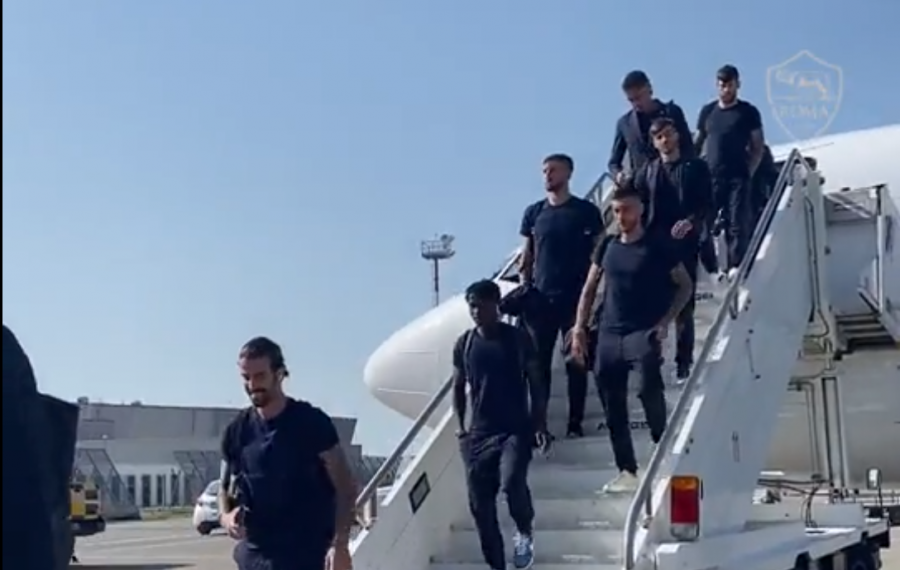 VIDEO/ Roma mbërrin në Rinas, momenti kur lojtarët zbresin nga avioni