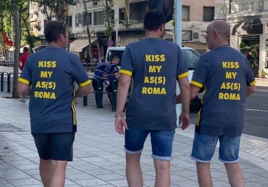 'Kiss my ass Roma', holandezët me fanellat epike në Tiranë