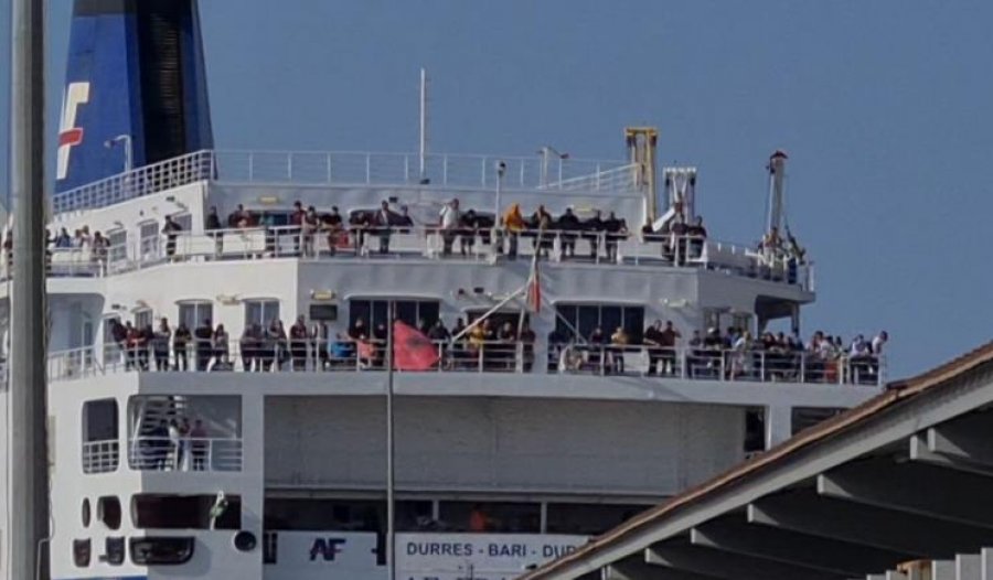 Mbërrijnë tifozët e Romës, zbarkojnë 1100 pasagjerë me dy tragete në Durrës