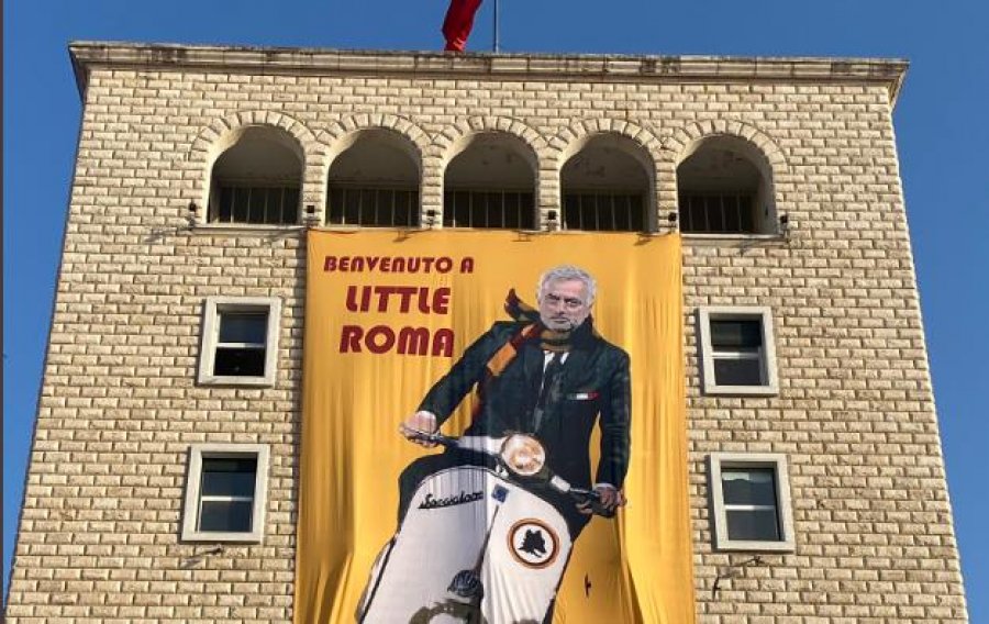 FOTO/ Prag ndeshje, hiqet posteri gjigant i Mourinho-s tek 'Universiteti'
