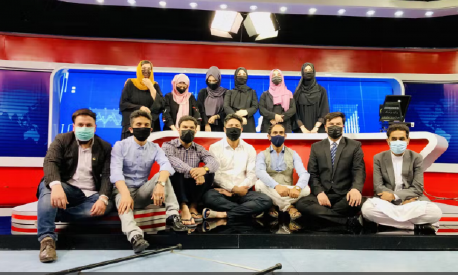 Afganistan/ Gazetarët burra solidarizohen me gratë, mbulojnë fytyrat gjatë transmetimit