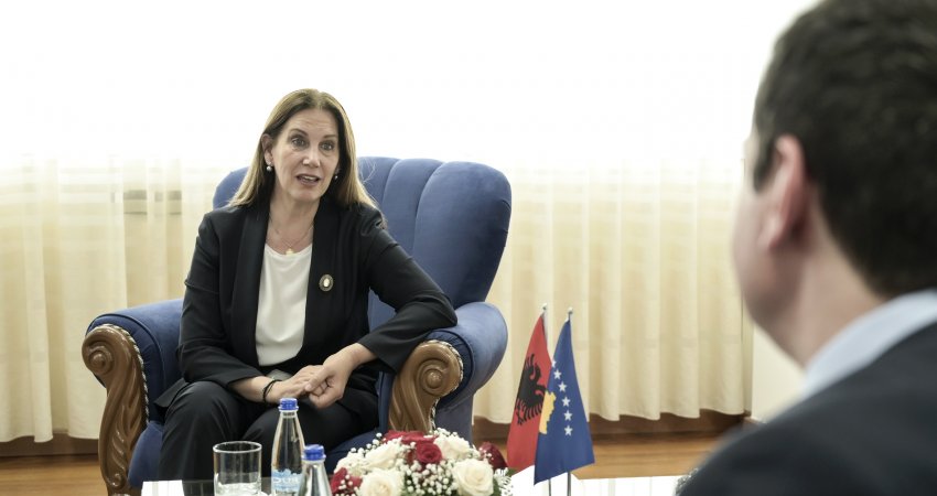 Pas takimit me kryetarët e komunave, Ministrja e Turizmit të Shqipërisë takohet edhe me Kurtin 