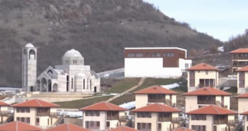 Serbët po lëshojnë ose po shesin shtëpitë që po u ndërtohen nga ambasadat e huaja në Kosovë