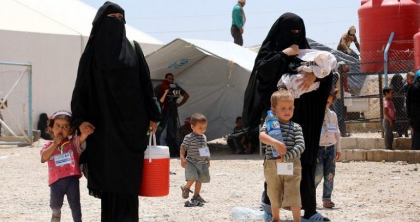 Siri, nxirren nga kampi Al-Hol katër gra dhe nëntë fëmijë shqiptarë