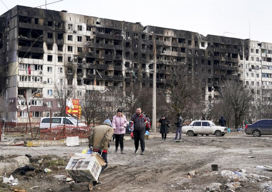 Mariupol: Gjenden trupat e pajetë të 70 civilëve nën rrënojat e një ndërtese 
