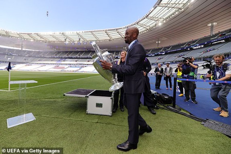 VIDEO/ Trofeu i Champions League mbërrin në ‘Stade de France’