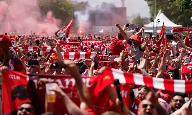 VIDEO/ 'Çmenden' tifozët e Liverpool, udhëtojnë me gomone nga Anglia në Francë