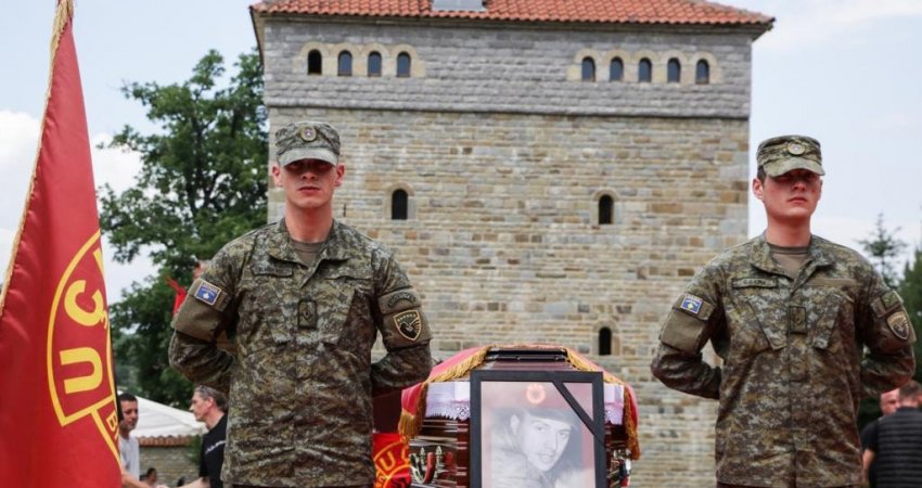 Iu dha lamtumira ish-ushtarit të UÇK-së, Daut Haradinaj me dedikim emocional