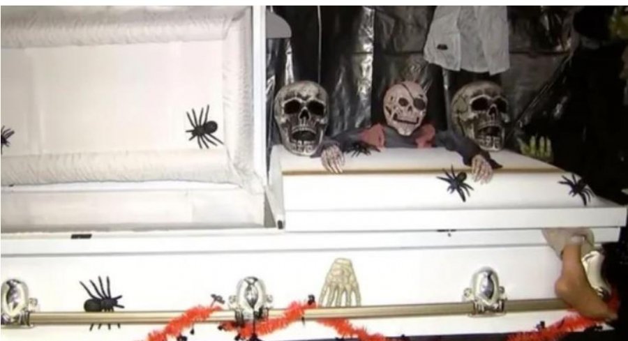 SHBA familja shokohet kur sheh çfarë kishte brenda arkivolit që kishin blerë për Halloween