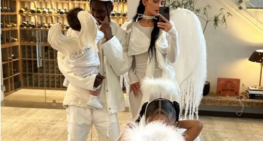 Mes akuzave për tradhti, Kylie Jenner dhe Travis Soctt ndajnë foton familjare në rrjetet sociale