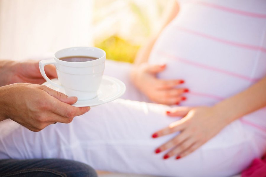 Studimi: Konsumi i kafesë gjatë shtatzënisë mund të ndikojë në gjatësinë e fëmijës