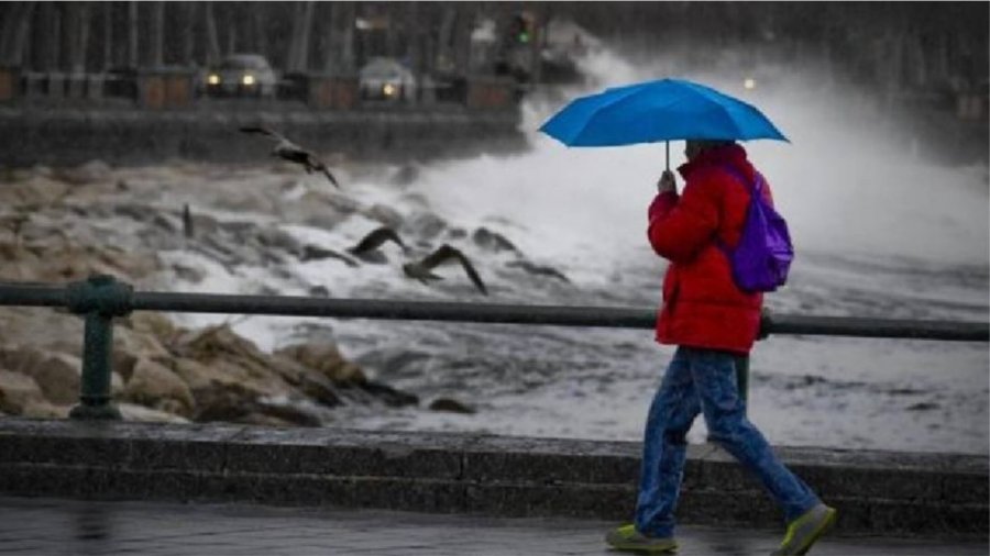 Alarm në 18 rajone të Italisë për stuhi dhe rrebeshe