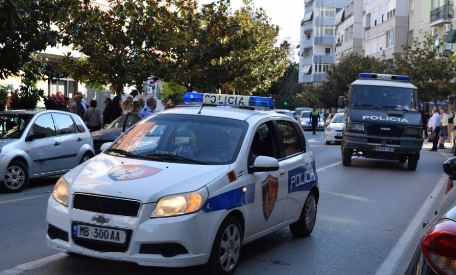 Dhunoi bashkëpunëtorin e tij, shpallet në kërkim 31-vjeçari në Tiranë, përdorte lokalin për drogë