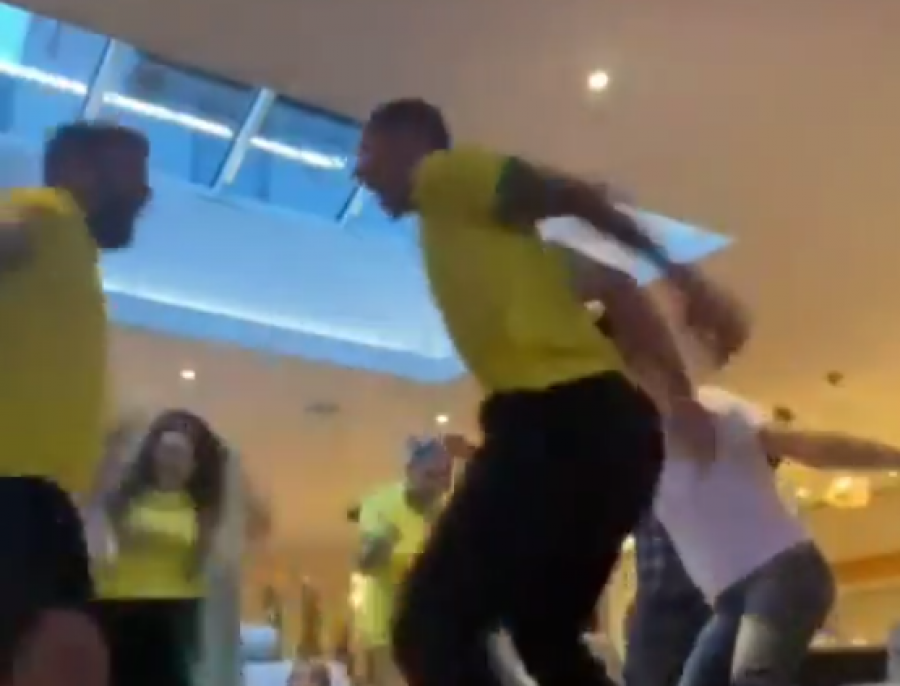 VIDEO/ Lojtari brazilian mëson ‘Live’ se është grumbulluar për Botërorin, familja e tij shpërthen në festë