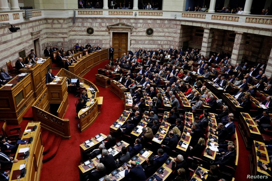 Hyri në parlament me thikë, kapet adoleshenti në Greqi