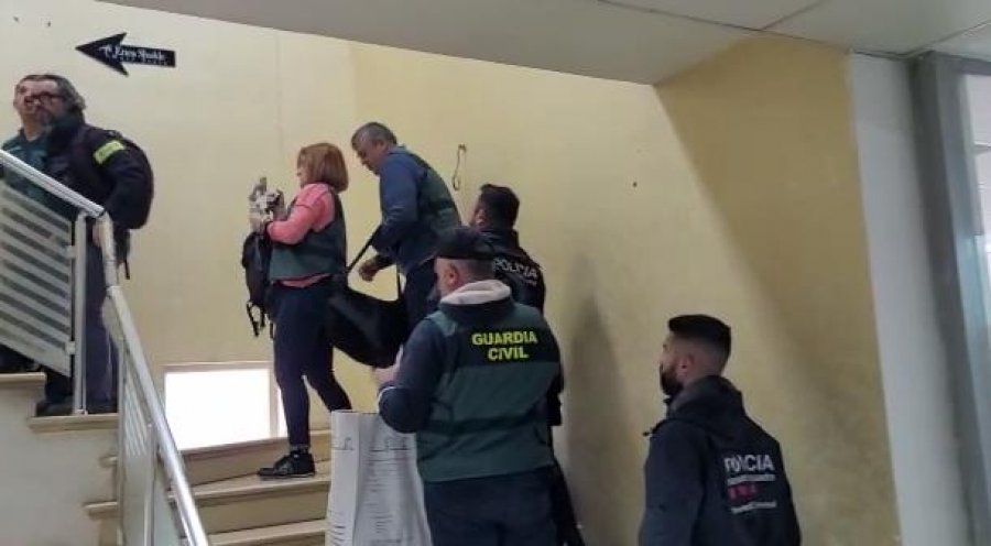 Policia spanjolle dhe shqiptare kontrolle blic në një call-center në Elbasan