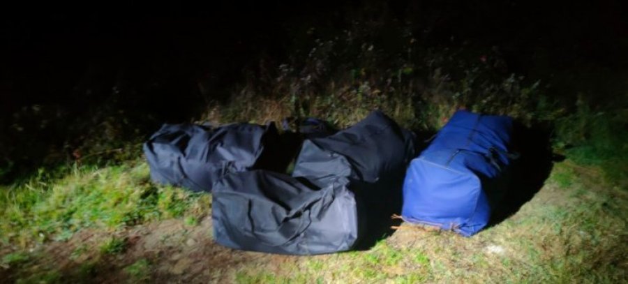 FOTO/ E ndarë në 4 çanta, kapet mbi 70 kg lëndë narkotike në kufirin greko-shqiptar