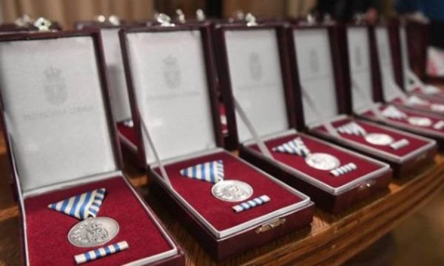 Vuçiç dekoron policët serbë që u larguan nga Policia e Kosovës, me medalje për guxim