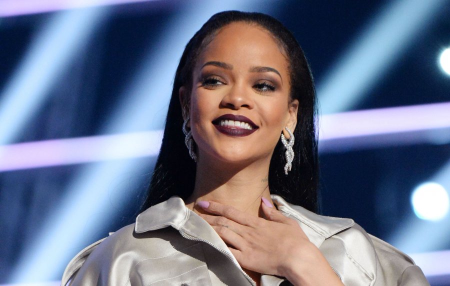 Nuk e ka zbuluar ende emrin dhe fytyrën e fëmijës së saj, Rihanna zbulon arsyen