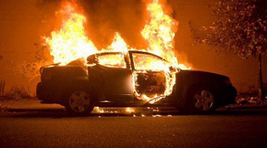 Vlorë, përfshihen nga zjarri të dyja makinat e një 49-vjeçari gjatë natës