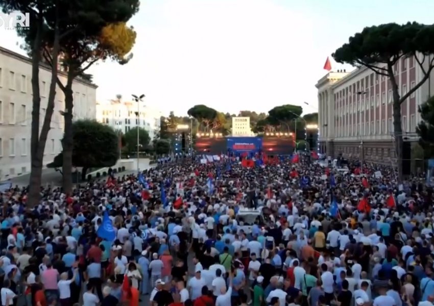 Protesta e opozitës, me dhjetra demokratë beratas janë nisur mbrëmjen e djeshme drejt Tiranës