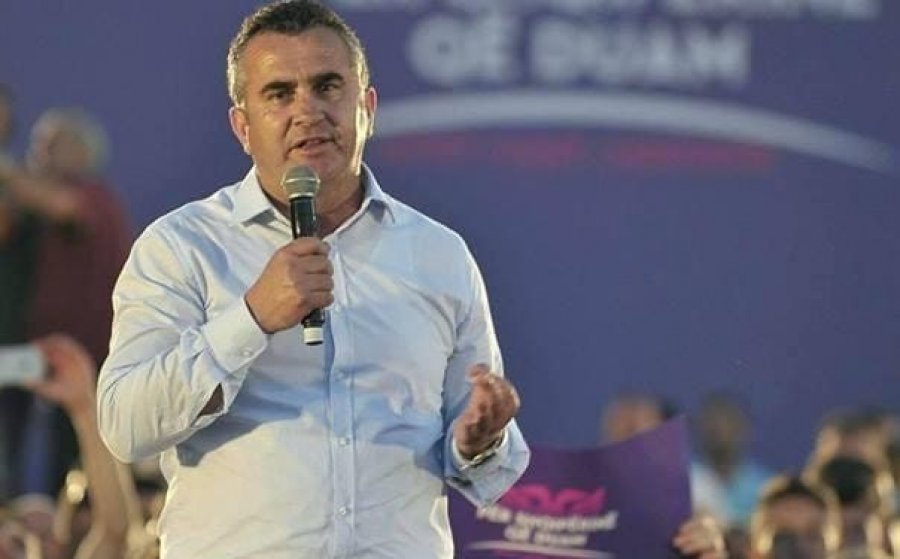 Plagosja me thikë, kryetari i bashkisë Divjakë niset për në spitalin e Traumës në Tiranë