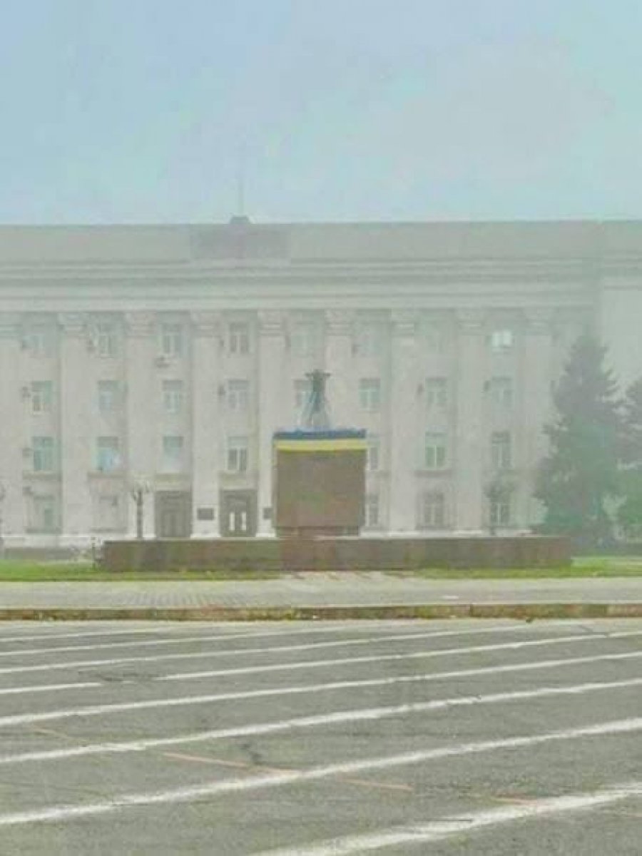 FOTO/ Flamuri ukrainas ngrihet në qendër të Khersonit