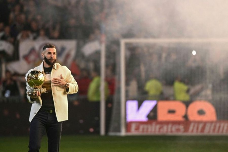 VIDEO Emocionuese/ Benzema kthehet në 'shtëpi' me 'Topin e Artë' dhe feston me tifozët e Lyon
