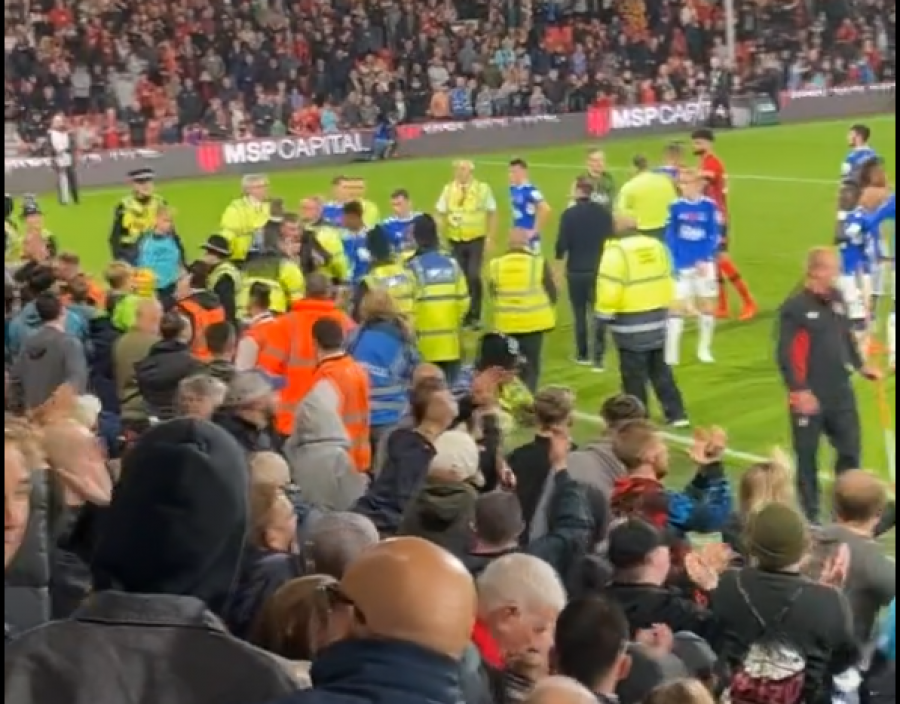 VIDEO/ U mposhtën nga Bournemouth, tensione mes tifozëve dhe lojtarëve të Evertonit